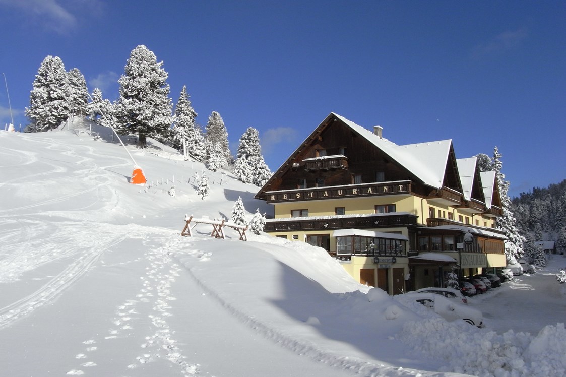 Skihotel: Hotel Turracherhof mit Blick von der Piste/Lift - Hotel Turracherhof