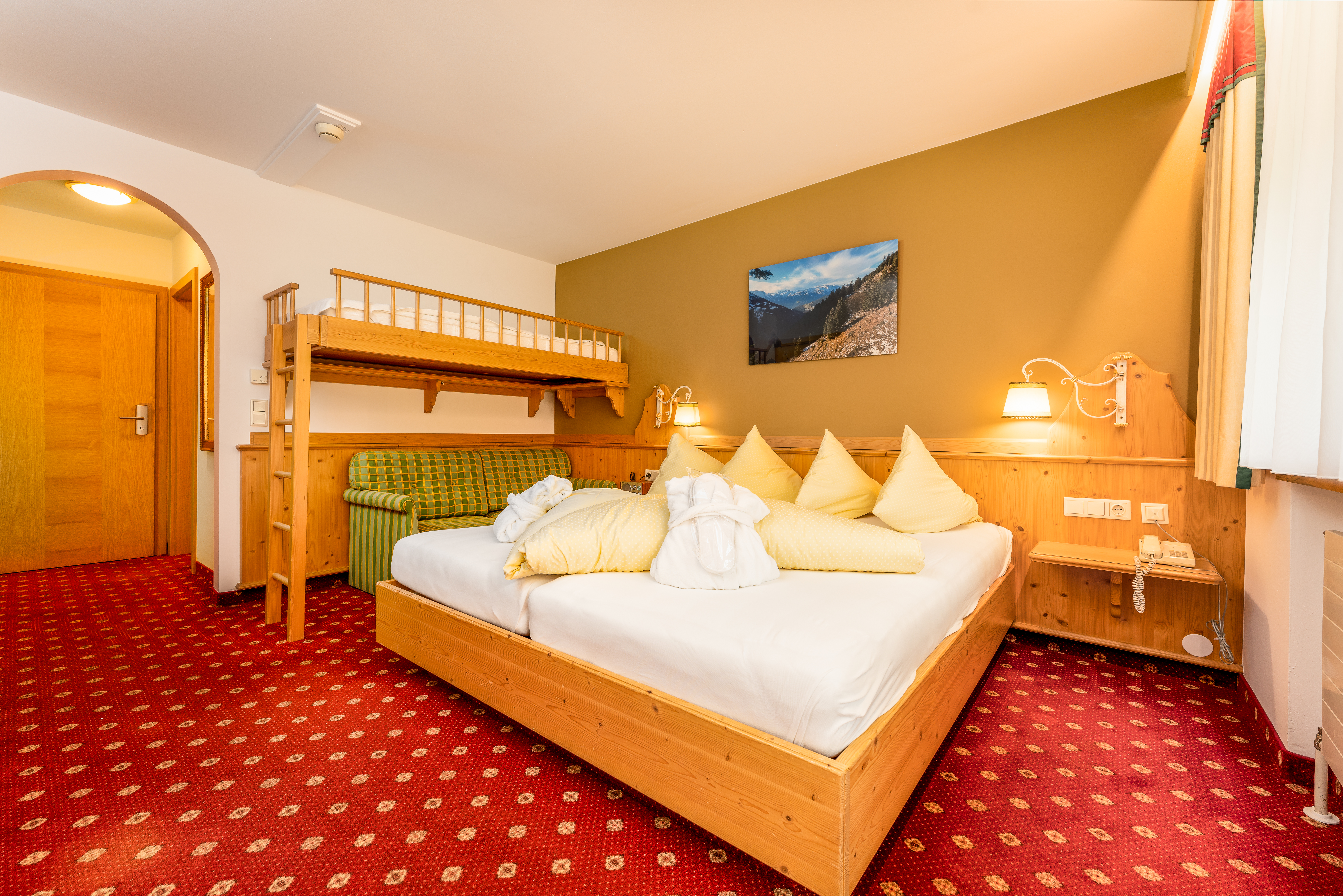 Alpenwohlfühlhotel Dörflwirt Zimmerkategorien Familienzimmer Bergblick