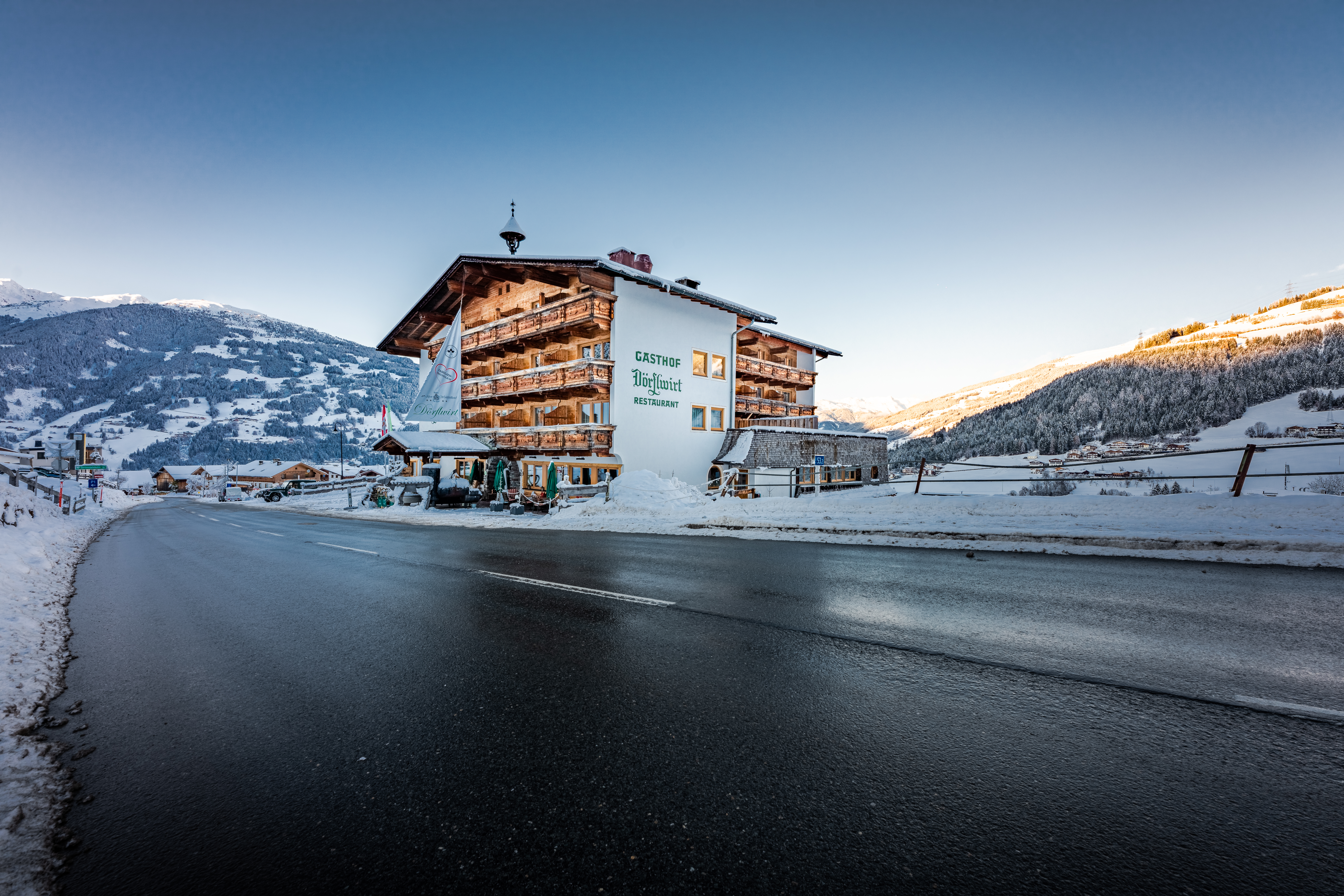 Skihotel: Alpenwohlfühlhotel Dörflwirt - Haus | Umgebung