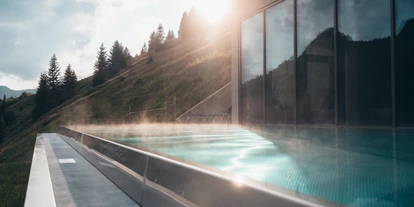 Hotels an der Piste - PLZ 6881 (Österreich) - Infinitypool Sonnenuntergang - Hotel Alpenstern