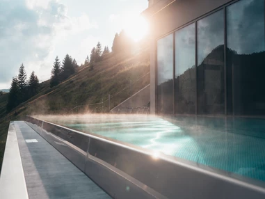 Skihotel: Infinitypool Sonnenuntergang - Hotel Alpenstern