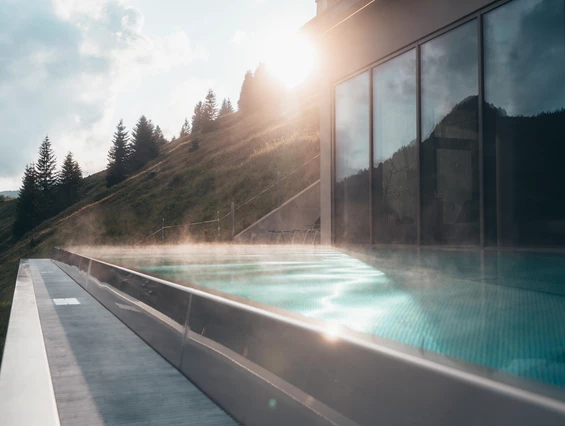 Skihotel: Infinitypool Sonnenuntergang - Hotel Alpenstern