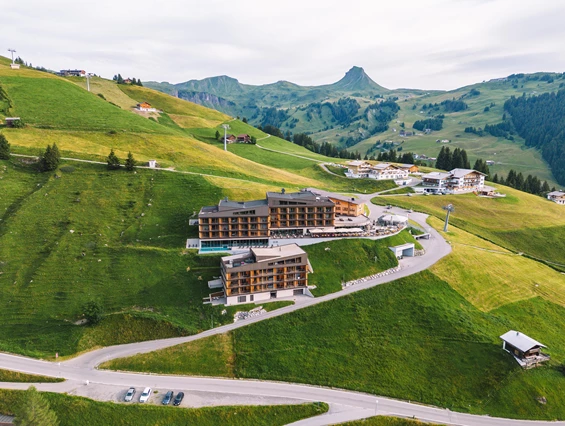 Skihotel: Außenansicht Sommer - Hotel Alpenstern