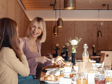 Skihotel: Hausgästerestaurant - Stühle - Hotel Alpenstern