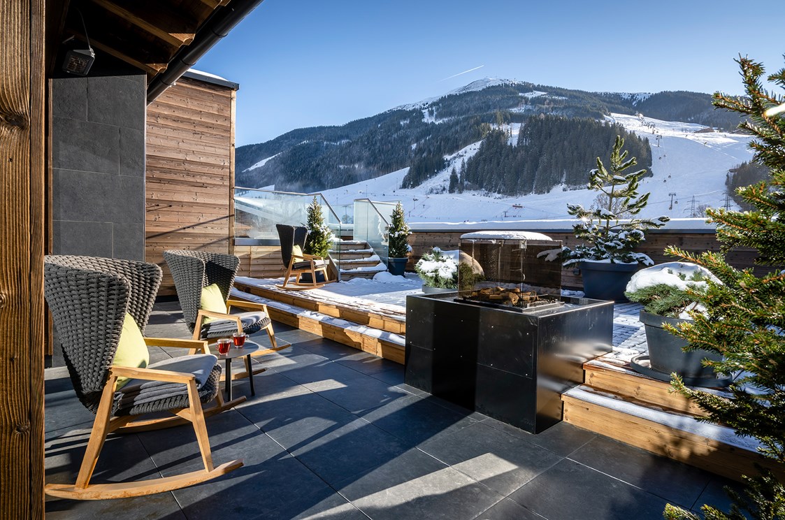 Skihotel: Terrasse mit Aussicht - Hotel DAS ZWÖLFERHAUS