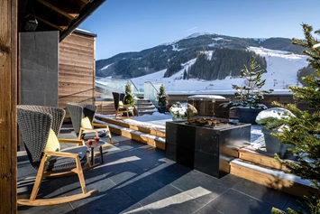 Skihotel: Terrasse mit Aussicht - Hotel ZWÖLFERHAUS