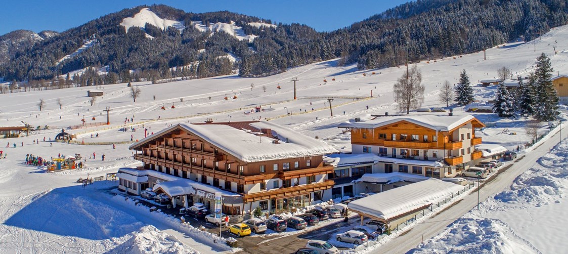 Skihotel: Winteransicht vom Kitzspitz mit dem Skigebiet im Hintergrund  - Naturhotel Kitzspitz