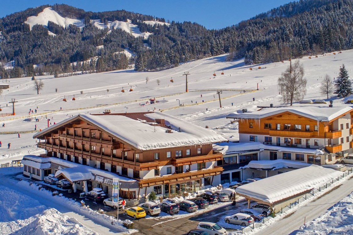 Skihotel: Winteransicht vom Kitzspitz mit dem Skigebiet im Hintergrund  - Naturhotel Kitzspitz