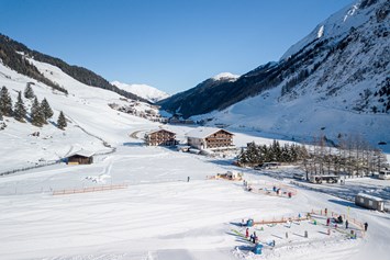 Skihotel: Talabfahrt und Übungslift der Skischule direkt am Haus - Kinder- & Gletscherhotel Hintertuxerhof