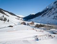 Skihotel: Talabfahrt und Übungslift der Skischule direkt am Haus - Kinder- & Gletscherhotel Hintertuxerhof