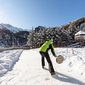 Skihotel: Eisstockbahn - Kinder- & Gletscherhotel Hintertuxerhof