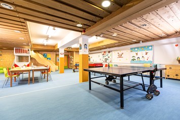 Skihotel: Spielzimmer mit täglicher Kinderbetreuung - Kinder- & Gletscherhotel Hintertuxerhof