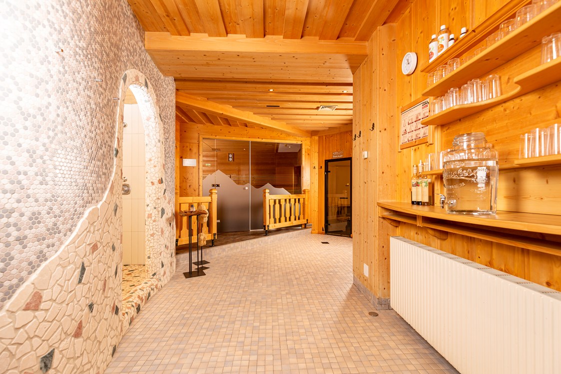Skihotel: Wohlfühloase mit Finnischer Sauna, Biosauna, Dampfbad und Infrarotkabine - Kinder- & Gletscherhotel Hintertuxerhof
