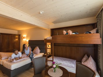 Hotel- Gasthof Niederreiter Zimmerkategorien Bergpanorama Familienzimmer 