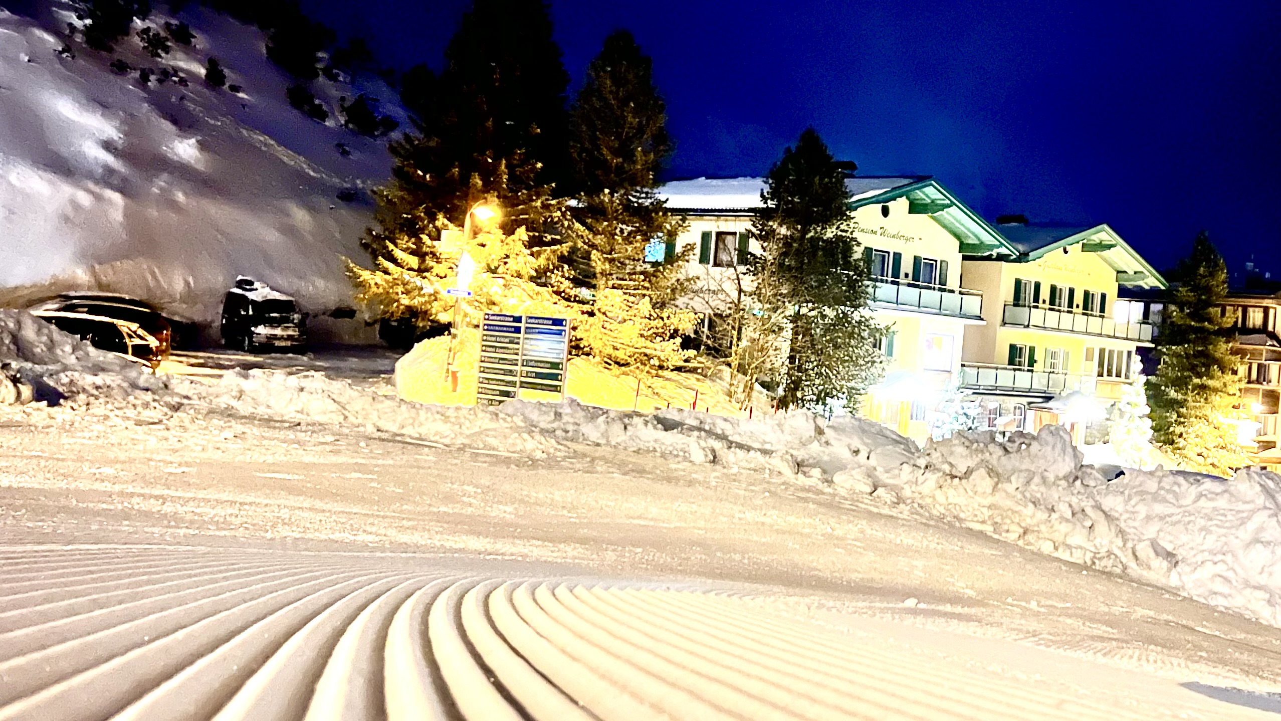 Hotels an der Piste - Pongau - Aussenansicht bei Nacht von der Piste aus - Pension Weinberger