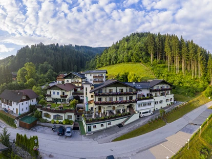 Hotels an der Piste - Ramsau am Dachstein - Aussenansicht Hotel im Sommer - Panoramahotel Gürtl