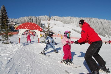 Skihotel: Kinderskikurs am Familienschiberg St. Jakob im Walde - direkt vorm Hotel
(Foto: Skischule Feiner) - Familienhotel Berger ***superior