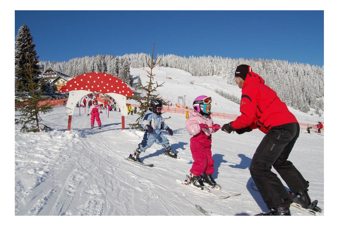 Skihotel: Kinderskikurs am Familienschiberg St. Jakob im Walde - direkt vorm Hotel
(Foto: Skischule Feiner) - Familienhotel Berger ***superior