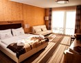 Skihotel: Zimmer mit auszihebarer Couch und Balkon
(Foto: Georg Brezlanovits) - Familienhotel Berger ***superior