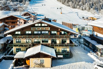 Skihotel: Außenansicht - Skiurlaub direkt an der Piste am Achterjet in Flachau - B&B Hotel Die Bergquelle