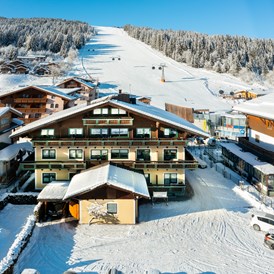 Skihotel: Außenansicht - Skiurlaub direkt an der Piste am Achterjet in Flachau - B&B Hotel Die Bergquelle