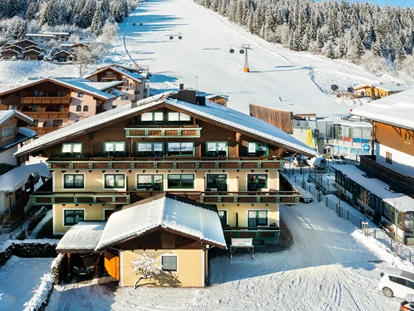 Hotels an der Piste - Skiverleih - Außenansicht - Skiurlaub direkt an der Piste am Achterjet in Flachau - B&B Hotel Die Bergquelle