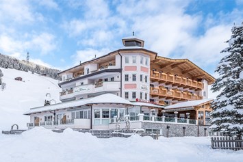 Skihotel: TOP LAGE in Gerlos: Zentral aber zurückgesetzt von der Straße direkt an der Skiwiese/Kinderparadies - Landhotel Maria Theresia