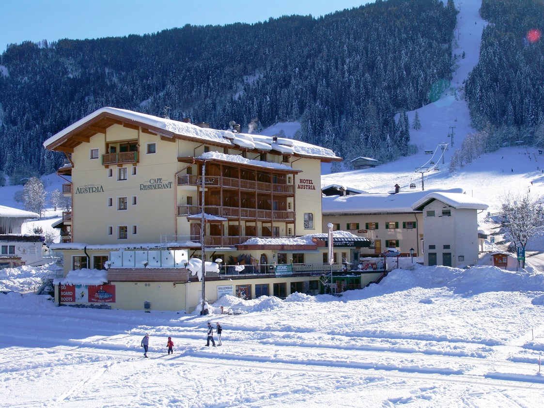 Skihotel: Hotel Austria mit Gondelbahn,
Übungswiese und Langlaufloipe - Hotel Austria