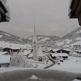 Skihotel: Blick vom Hotel zur Kirche - Hotel Austria
