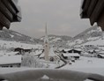 Skihotel: Blick vom Hotel zur Kirche - Hotel Austria