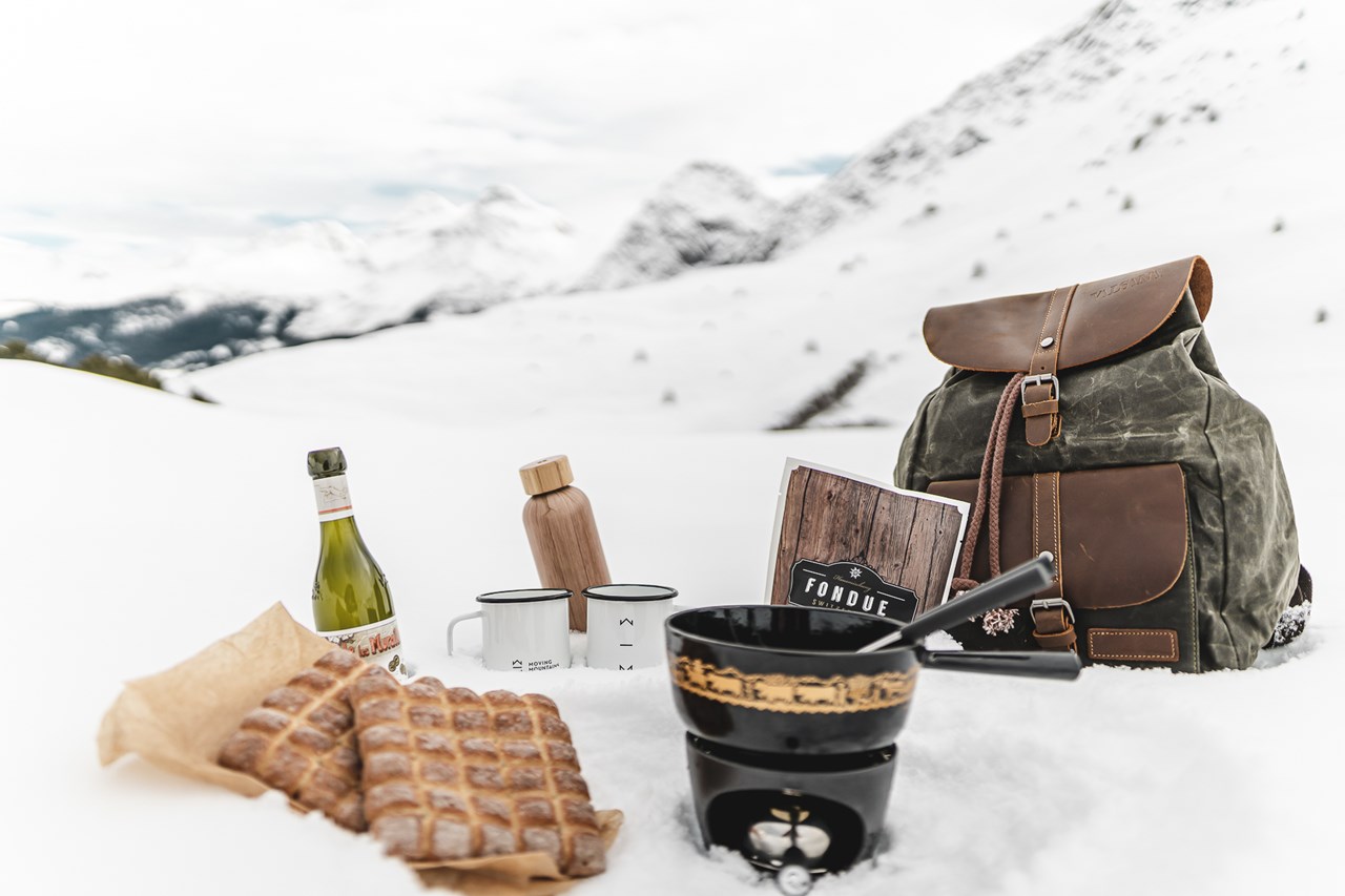 Valsana Hotel Arosa Ausflugsziele Outdoor Käsefondue Rucksack