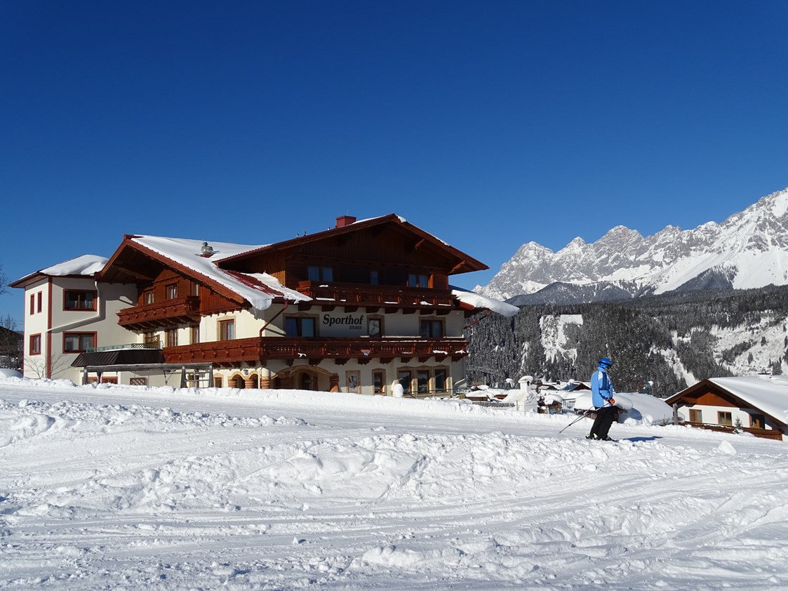 Skihotel: Blick auf den Dachstein - Hotel Pension Sporthof