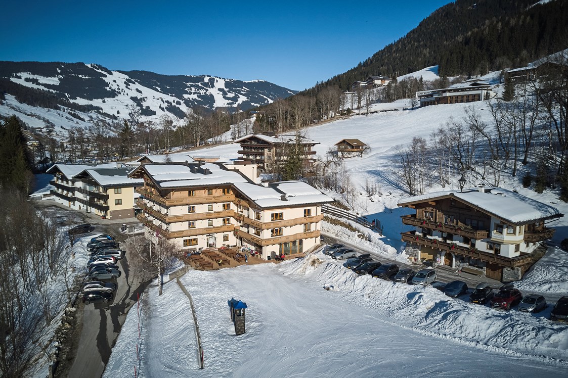 Skihotel: Hotel direkt an der Piste des Bergfried Liftes mitten im Skigebiet Saalbach-Hinterglemm-Leogang - Dein MOUNTAIN Wohlfühlhotel Johanneshof