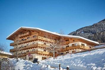 Skihotel: Der Johanneshof im Winter - direkt an der Piste des Bergfriedliftes.
 - Dein MOUNTAIN Wohlfühlhotel Johanneshof
