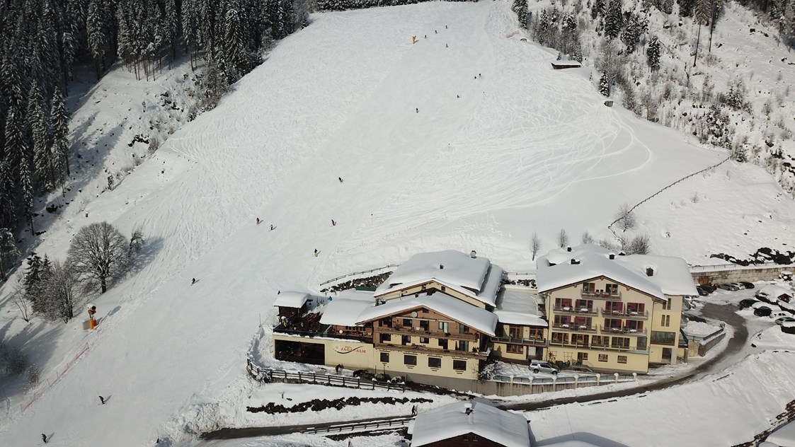 Skihotel: Hotelansicht mit Skipiste
 - Berghotel Jaga-Alm