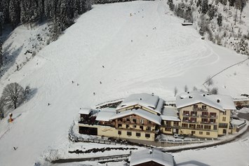 Skihotel: Hotelansicht mit Skipiste
 - Berghotel Jaga-Alm