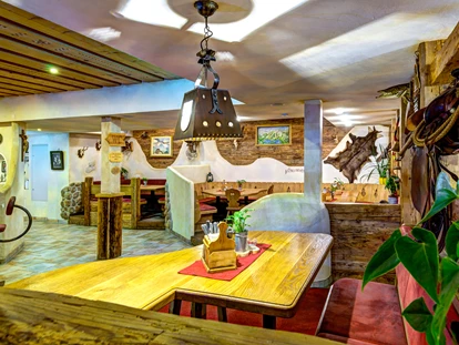 Hotels an der Piste - Skikurs direkt beim Hotel: für Kinder - Gemütlicher Barbereich zum Ausklang nach dem Skifahren - Berghotel Jaga-Alm