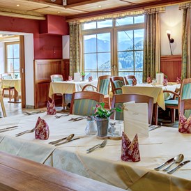 Skihotel: Speisesaal mit Panorama-Blick - Berghotel Jaga-Alm