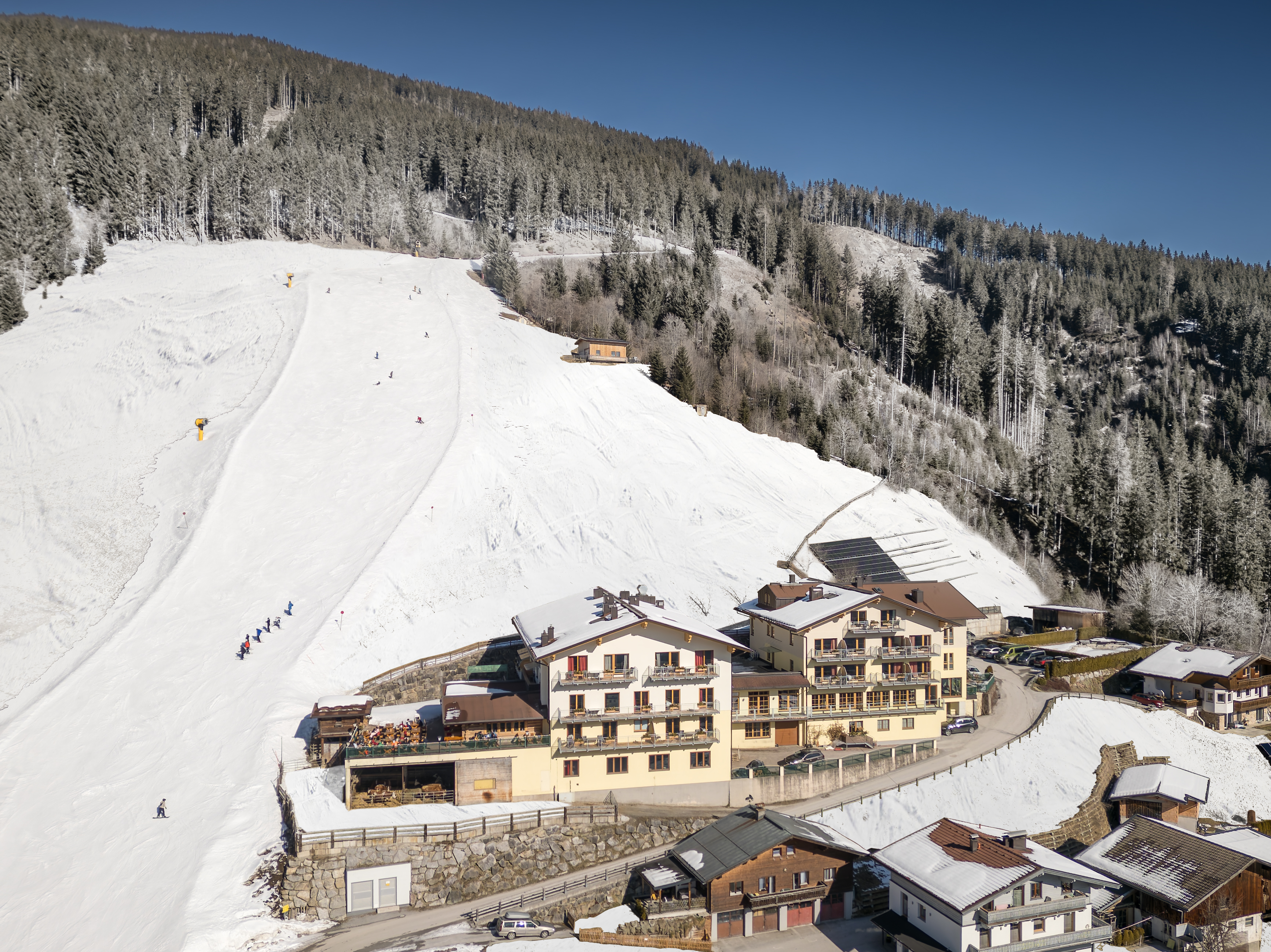 Hotels an der Piste - PLZ 6373 (Österreich) - Hotelansicht mit Skipiste - Berghotel Jaga-Alm