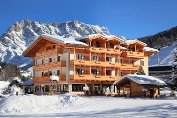 Skihotel: Unser Hotel liegt direkt an der Schwarzeckalmbahn und der Sinalcobahn mitten im Skizentrum Hintermoos. - Hotel Bachschmied KG