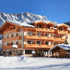 Skihotel: Unser Hotel liegt direkt an der Schwarzeckalmbahn und der Sinalcobahn mitten im Skizentrum Hintermoos. - Hotel Bachschmied KG
