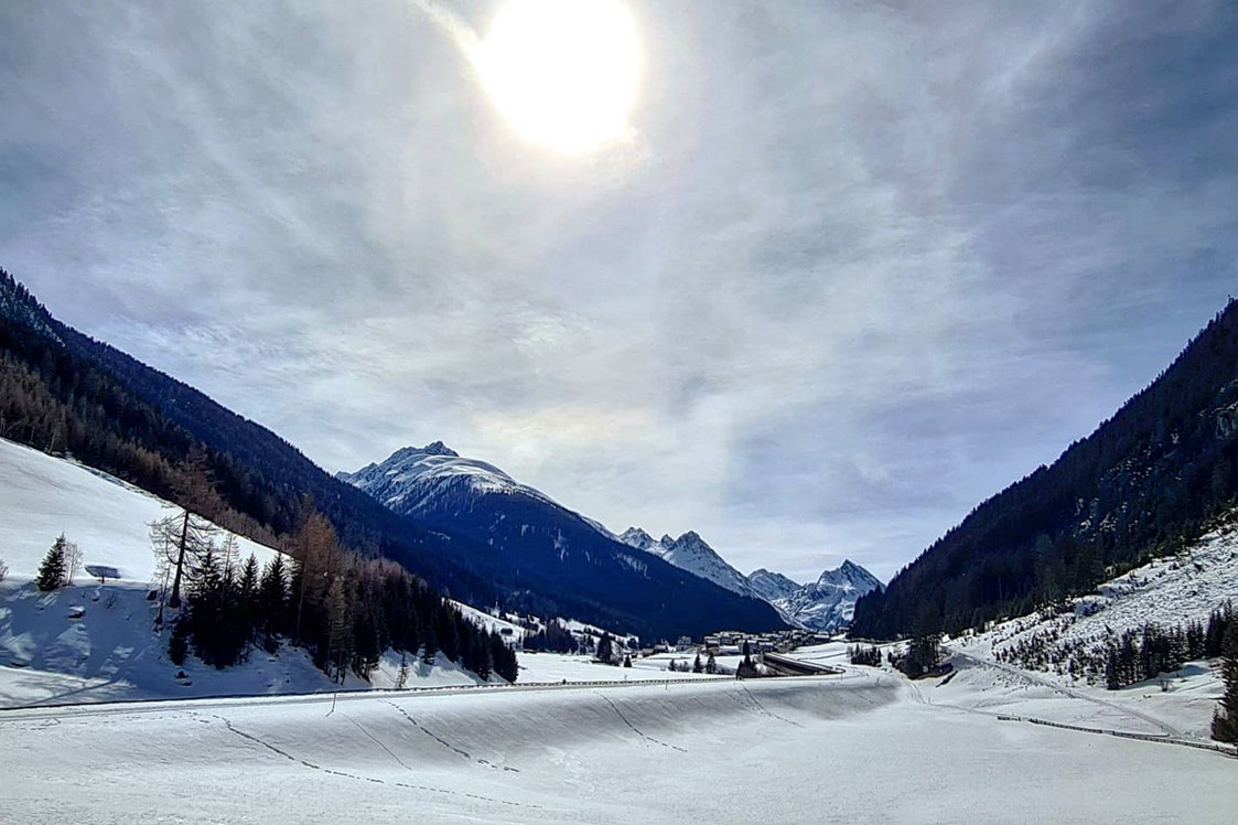 Skihotel: Winterspaziergang die Ruhe genießen  - Hotel Persura