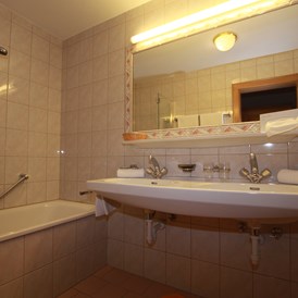 Skihotel: Badezimmer mit Badewanne 
Bad / WC separat getrennt 
Doppelwaschbecken  - Hotel Persura