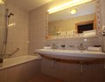 Skihotel: Badezimmer mit Badewanne 
Bad / WC separat getrennt 
Doppelwaschbecken  - Hotel Persura