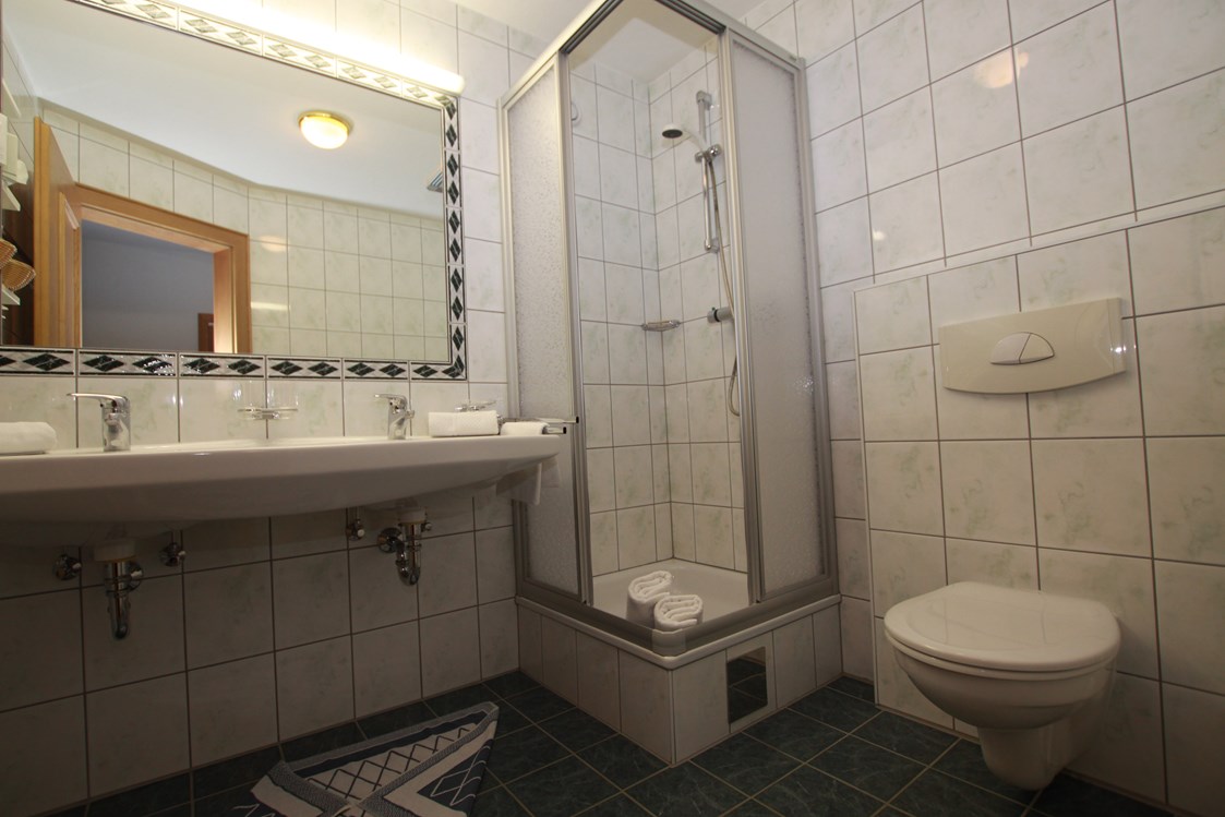 Skihotel: Badezimmer mit Dusche / WC 
Doppelwaschbecken  - Hotel Persura
