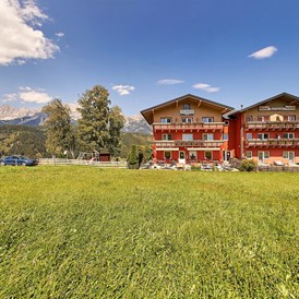 Skihotel: Sommer Aussenansicht Hotel Pariente - Hotel Restaurant Pariente