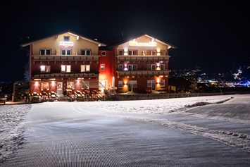 Skihotel: Winter Hotel Pariente bei Nacht - Hotel Restaurant Pariente
