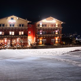 Skihotel: Winter Hotel Pariente bei Nacht - Hotel Restaurant Pariente