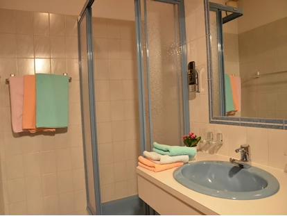 Hotels an der Piste - Skikurs direkt beim Hotel: für Kinder - St. Anton am Arlberg - Badezimmer mit Dusche - Aparthotel Spitzer