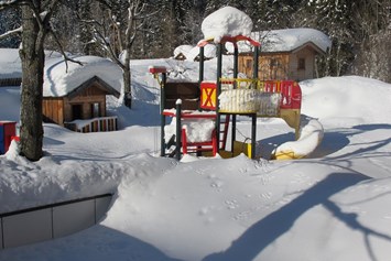 Skihotel: Unser Spielplatz am Haus - tief verschneit - Familienhotel Unterreith